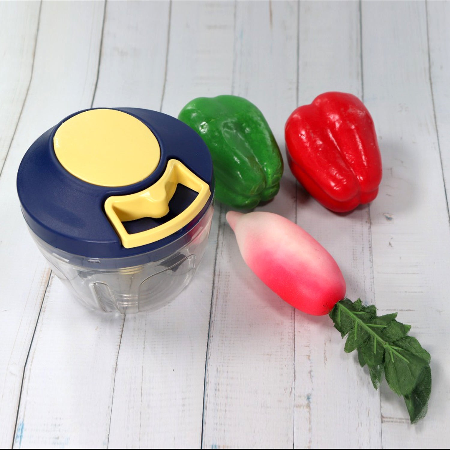 Chopper with sharp blades and 650ml capacity for kitchen use Chopper with sharp blades and 650ml capacity for kitchen use